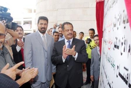 د .مجور أثناء افتتاحه أمس احد المشاريع